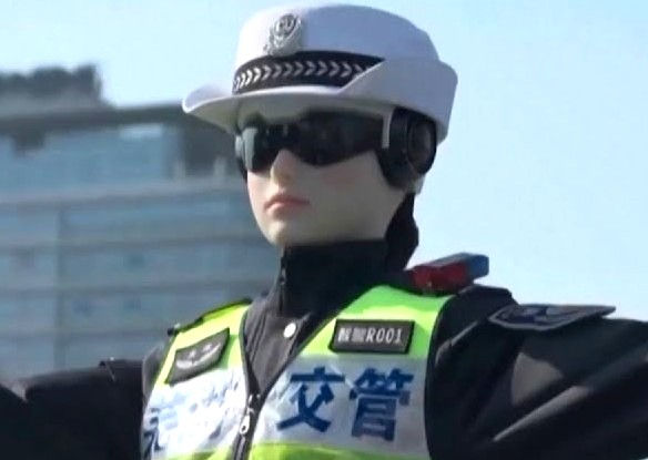 ચીનમાં ટ્રાફિક પોલીસના સ્થાને એઆઇ રોબોટે પહેરી લીધી વર્દી 1 - image