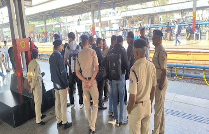 વડોદરા રેલવે સ્ટેશન પર સ્પેશ્યલ મેજિસ્ટ્રેટ ચેકિંગ : 161 ખુદાબક્ષો ઝડપાયા, રૂ.50 હજાર દંડ વસુલ કર્યો 1 - image