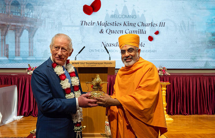 બ્રિટનના કિંગ ચાર્લ્સે લંડનમાં BAPS સ્વામિનારાયણ મંદિરમાં કર્યા દર્શન, મહંત સ્વામીએ પત્ર લખી આપ્યા આશીર્વાદ 4 - image