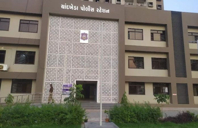અમદાવાદના ચાંદખેડા પોલીસ સ્ટેશનની ઈમારતથી યુવકે ઝંપલાવી આપઘાત કર્યો, કારણ જાણી ચોંકશો 1 - image