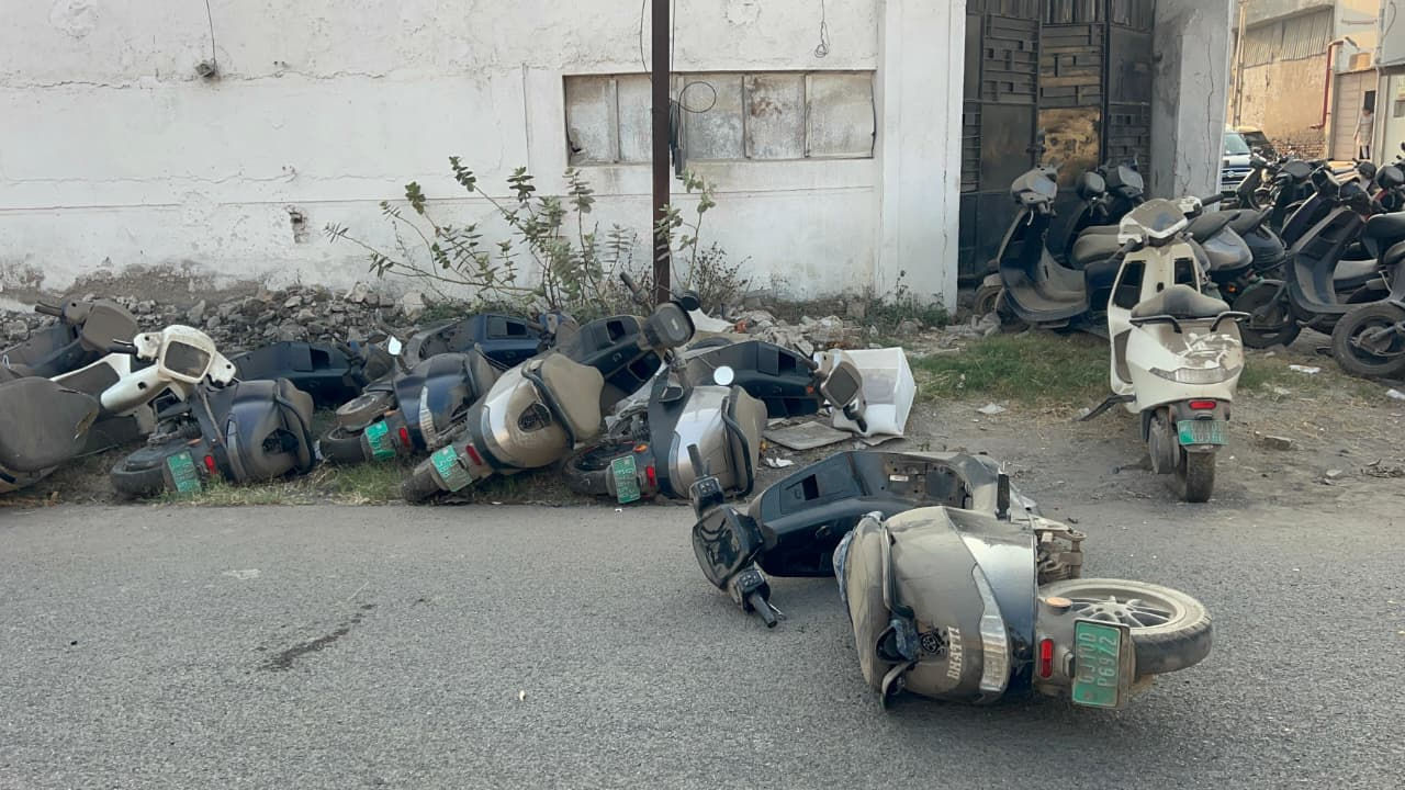 જામનગર: 'ઓલા' સર્વિસ સેન્ટરની લાપરવાહી સામે આક્રોશ, બે શખસોએ વાહનોમાં કરી તોડફોડ 4 - image