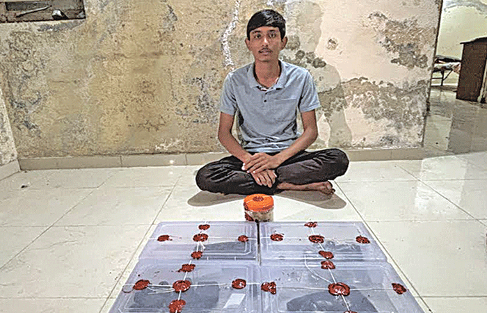 મકાન ભાડે રાખી અડ્ડો ચલાવતો શખ્સ ૩.૮૯ લાખના ચરસ સાથે પકડાયો 1 - image