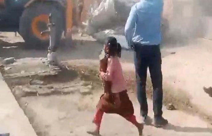 બુલડોઝર એક્શનની સુનાવણી વખતે સુપ્રીમ કોર્ટે 8 વર્ષની બાળકી અનન્યાને પણ યાદ કરી 1 - image