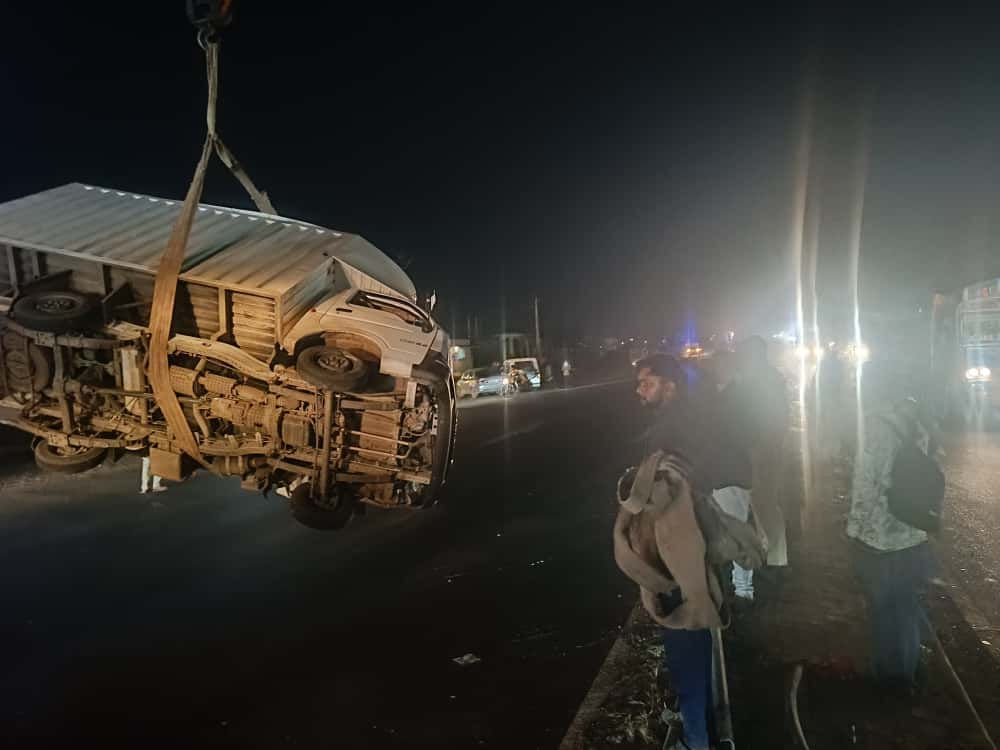 અમદાવાદ-બગોદરા હાઇવે પર ગમખ્વાર અકસ્માત: લોડિંગ ટેમ્પો પલટી જતાં પોલીસ અધિકારીનું મોત 2 - image