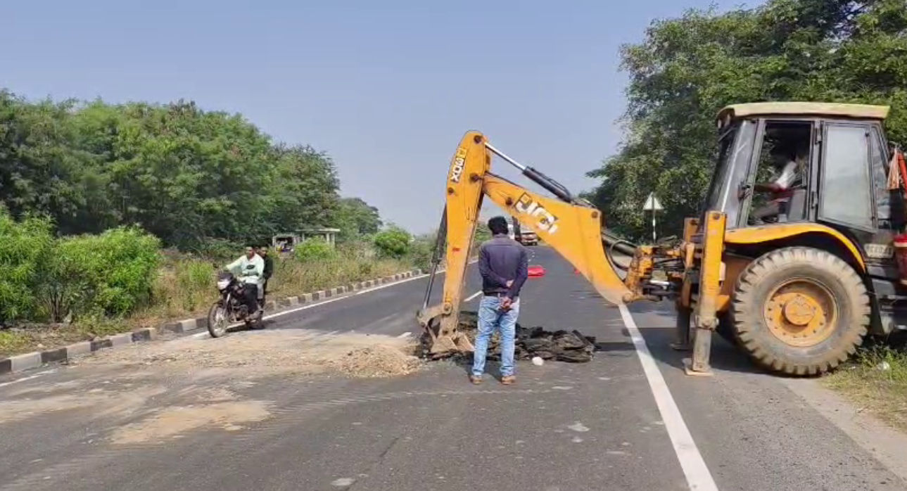 VIDEO: શહેરા-ગોધરા હાઇવે પર ગાબડું પુરવાની કામગીરી શરૂ, વીડિયો વાઈરલ થયા બાદ તંત્ર દોડતું થયું 3 - image