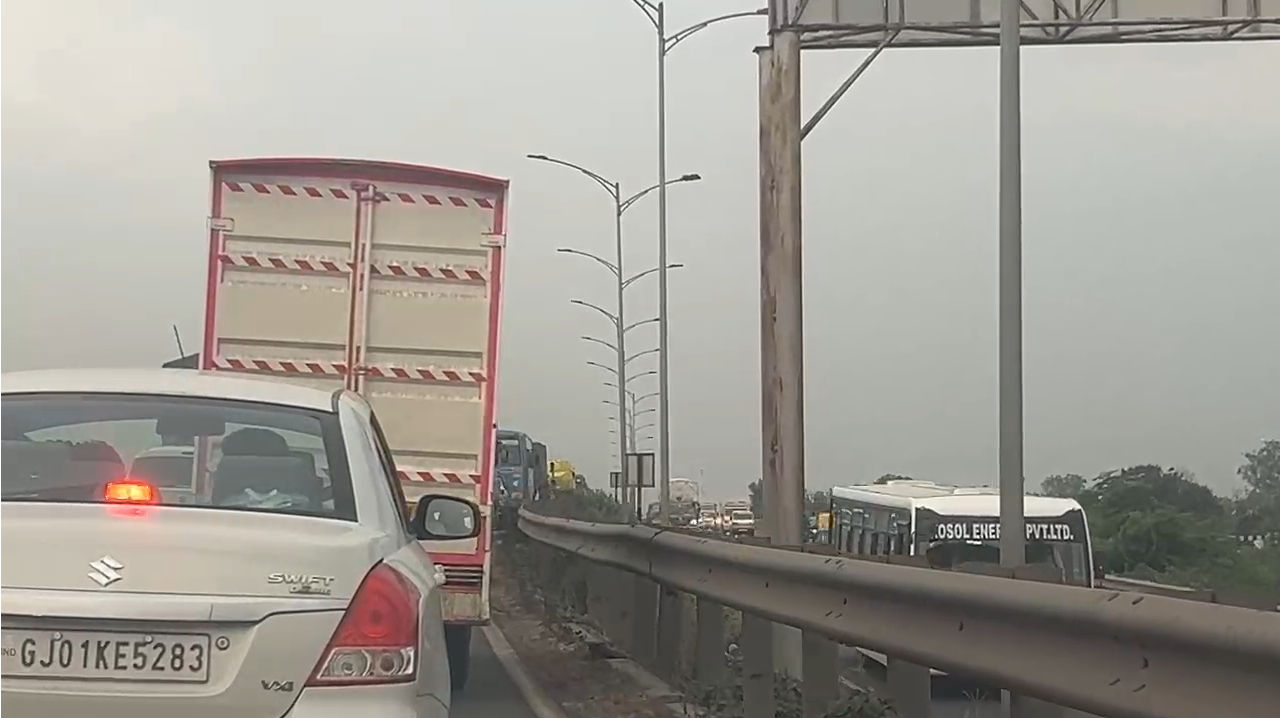 PMના કાફલાને બિસ્માર રોડ નડ્યા: લોથલથી અમદાવાદ સુધી અનેક જગ્યાએ ધીમા પડ્યા, ગુજરાતના રસ્તાઓની પોલ ખૂલી 3 - image