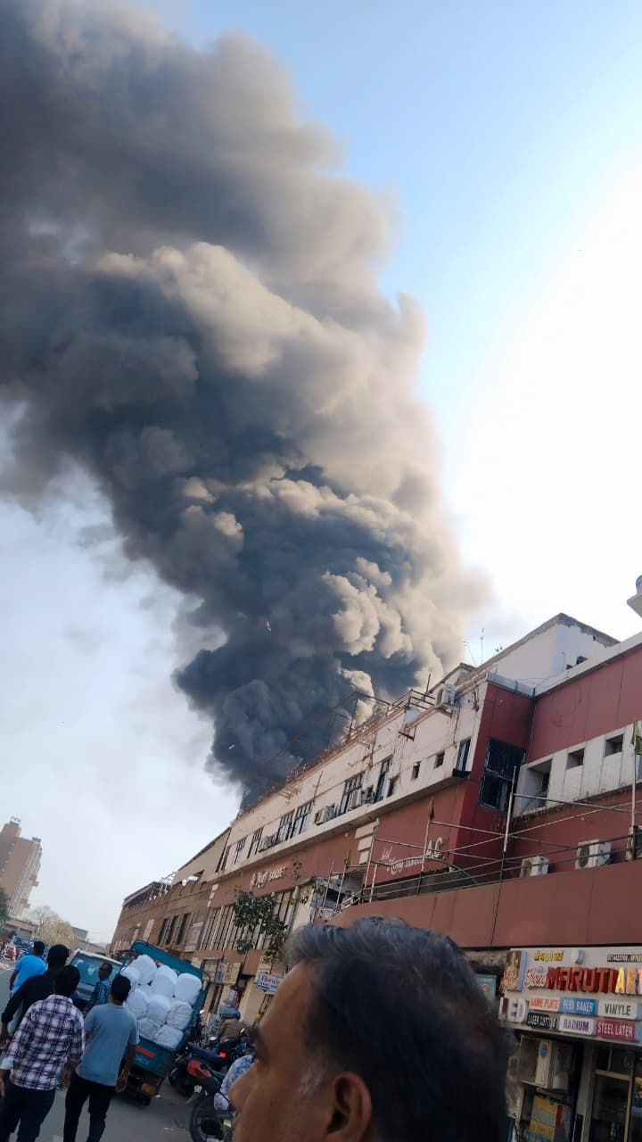 અમદાવાદના ઈસનપુરમાં કેમિકલ ફેક્ટરીમાં લાગેલી આગ કાબૂમાં, સદનસીબે કોઈ જાનહાનિ નહીં 3 - image