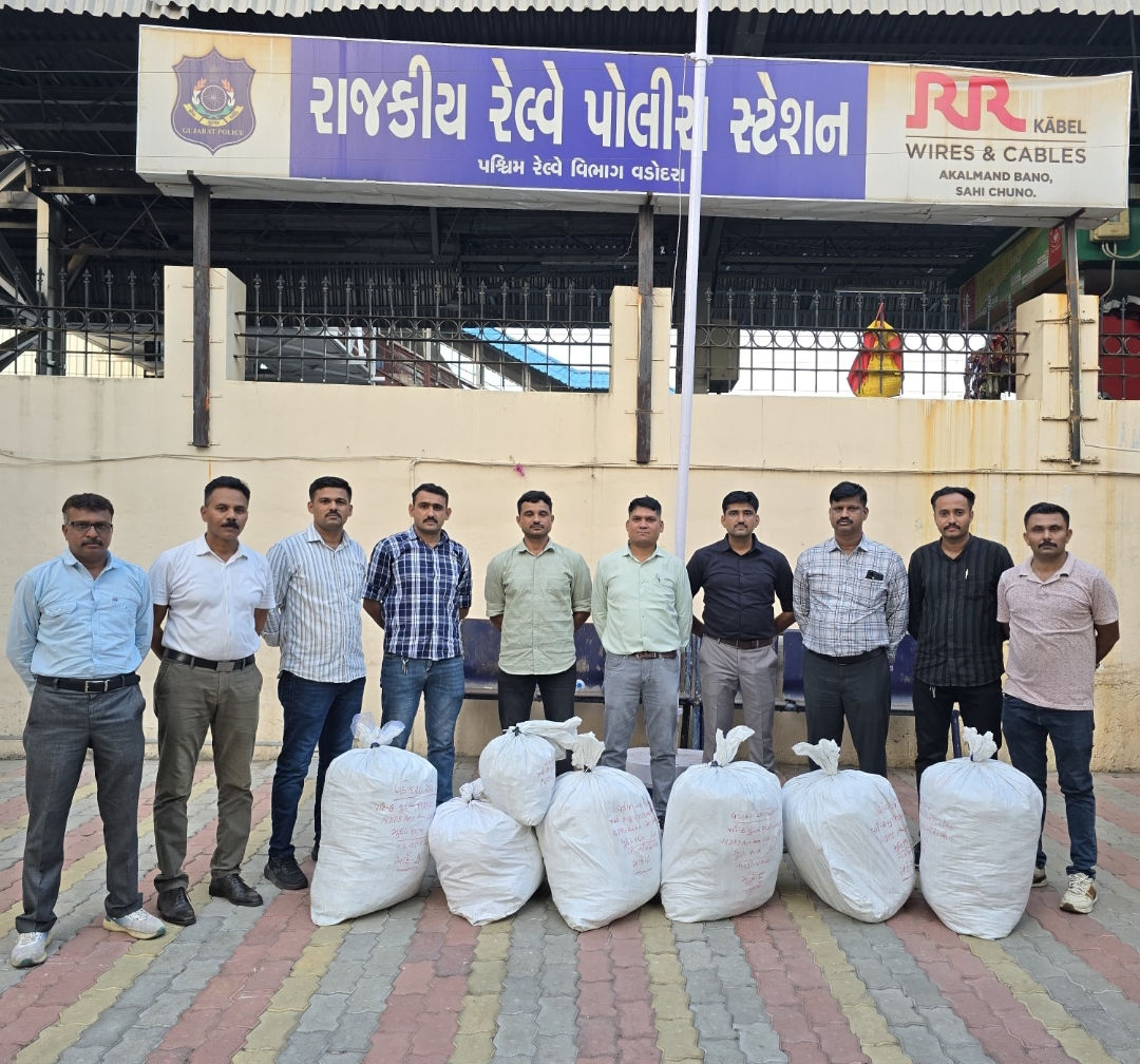 ટ્રેનના શૌચાલયની છતમાં છુપાવેલો રૃા.૫૬.૯૫ લાખ કિંમતનો ગાંજાનો જથ્થો મળ્યો |  ganjo caught in train washroom head - Gujarat Samachar