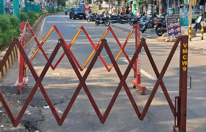 વલ્લભ ચોક પાસે રસ્તો બેસી ગયો, કળશ સર્કલ પાસે ભૂવો પડ્યો 1 - image