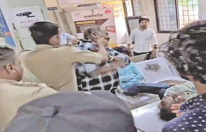 લાફા ઝીંકનાર પી.આઈ. બી.સી.છત્રાલીયા સામે શિક્ષાત્મક કાર્યવાહી કરવા ભલામણ 1 - image