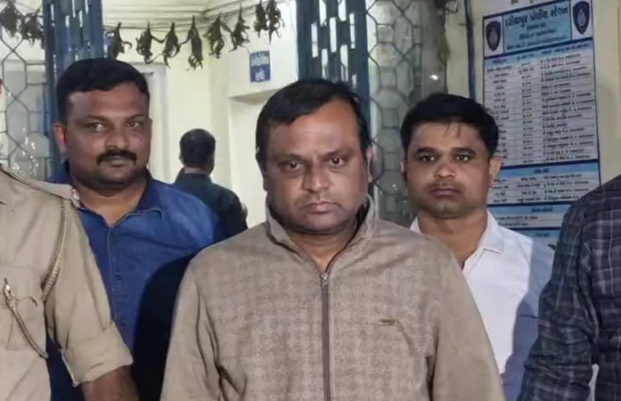 અમદાવાદમાં લાખોની ઘરફોડ ચોરીમાં ચોંકાવનારો ખુલાસો, મિત્રના ઘરે 'વાસ્તુ' હોવાનું જાણતાં મિત્રએ જ કર્યો હાથ ફેરો 1 - image