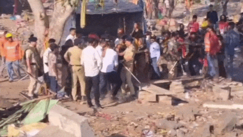 રાજકોટના લક્ષ્મીનગરમાં મેગા ડિમોલિશન, 350થી વધુ ગેરકાયદે ઝુંપડા તોડી પડાયા 4 - image