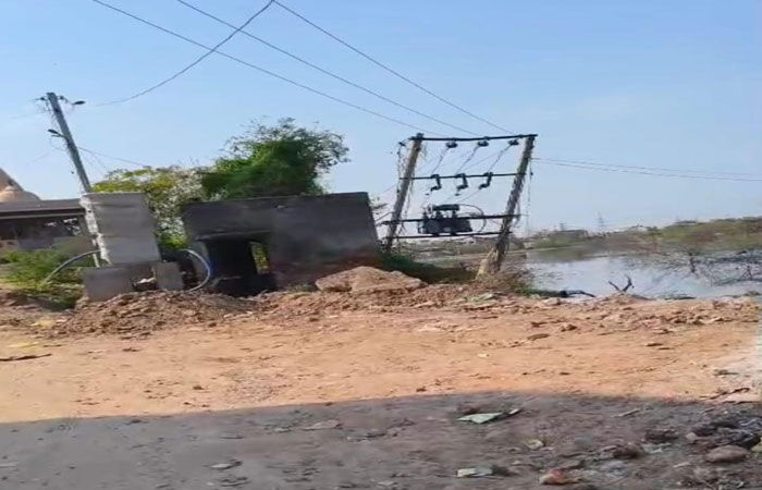 ધોળકામાં શંકર તળાવ નજીક નમી પડેલી વીજ ડીપી હોનારત સર્જશે 1 - image