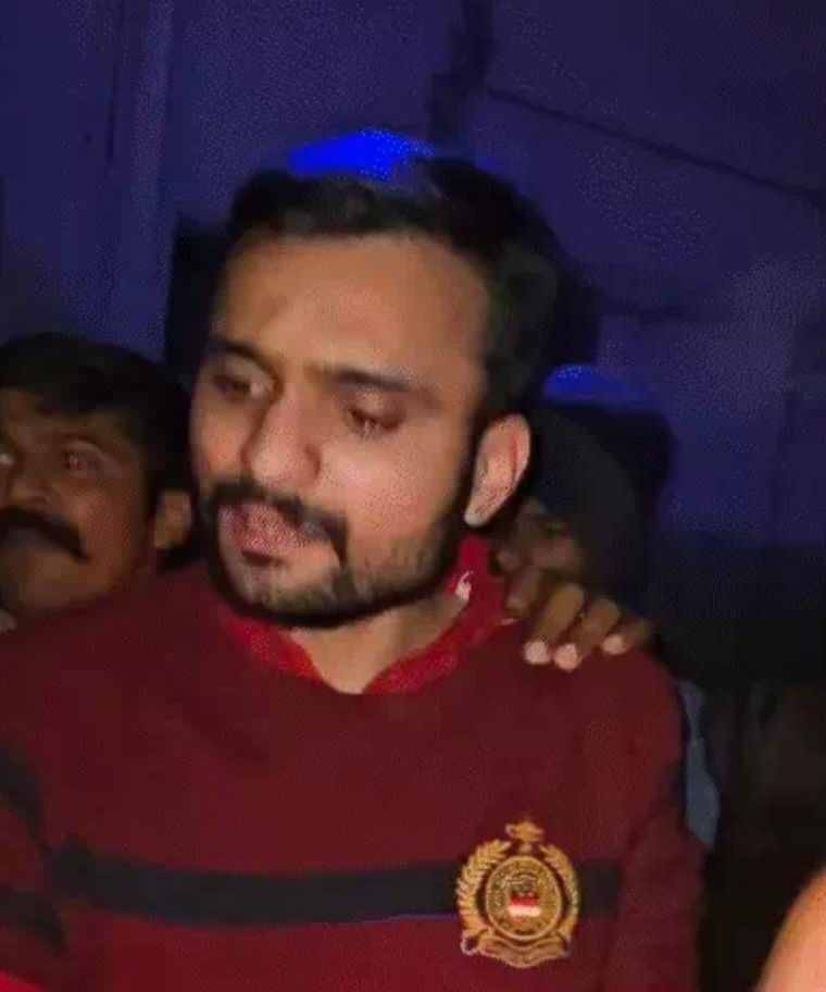 પોલીસના નામે રોફ ઝાડવાનો વધુ એક બનાવ, ઓપી રોડ પર નશામાં બેફામ કાર હાંકનાર નિવૃત્ત ASIનો પુત્ર પકડાયો 1 - image