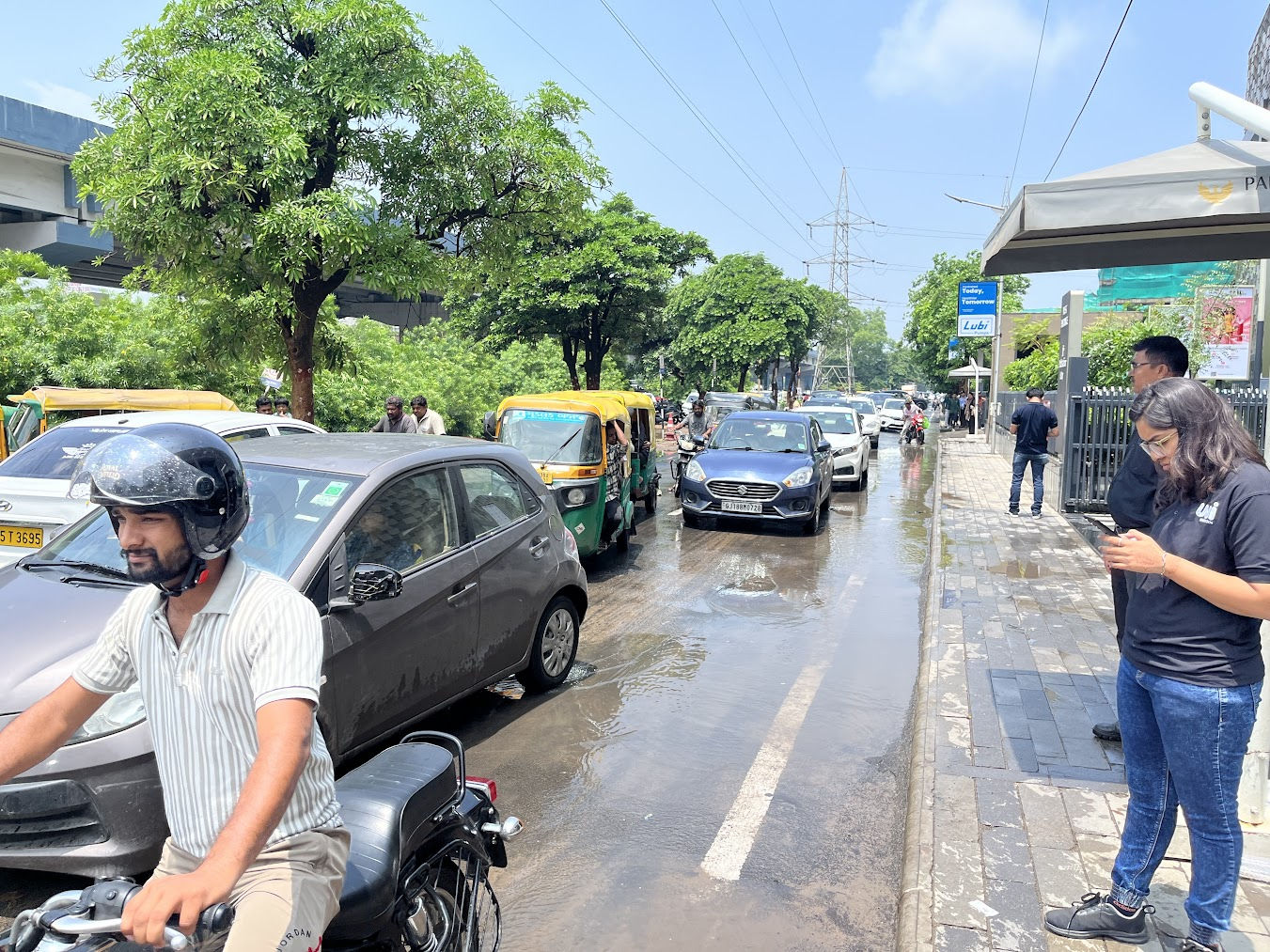 જન્માષ્ટમીએ અમદાવાદમાં જળબંબાકાર, કડાકા-ભડાકા સાથે વરસાદી માહોલ, બે અંડરપાસ બંધ 6 - image