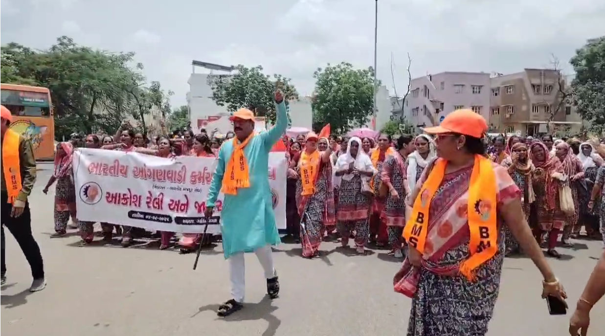 ગાંધીનગરમાં આંગણવાડી કાર્યકરોની પડતર માંગણી સાથે રેલી : પોલીસ બંદોબસ્ત ગોઠવાયો 3 - image
