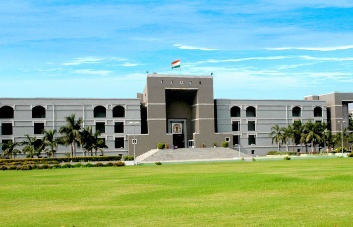 ગેરકાયદે બાંધકામ તોડવા મુદ્દેની રિટ બદઈરાદાવાળી હશે તો દંડ થશેઃ HCએ વસ્ત્રાલમાં આતંક મચાવનારા અરજદારનો લીધો ઉધડો 1 - image