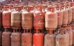 કોર્મશીયલ ગેસનો જથ્થો ખાનગી કંપનીઓને વધારે આપવામાં આવે છે 2 - image
