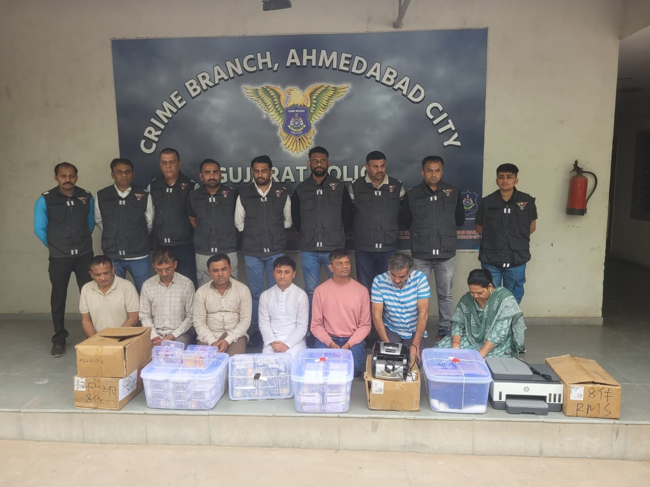 અમદાવાદમાં 2.38 કરોડની નકલી નોટો ઝડપાઈ, આરોપીઓ ચીનથી હાઈ ક્વૉલિટી પેપર મંગાવી પ્રિન્ટિંગ કરતા હતા 3 - image