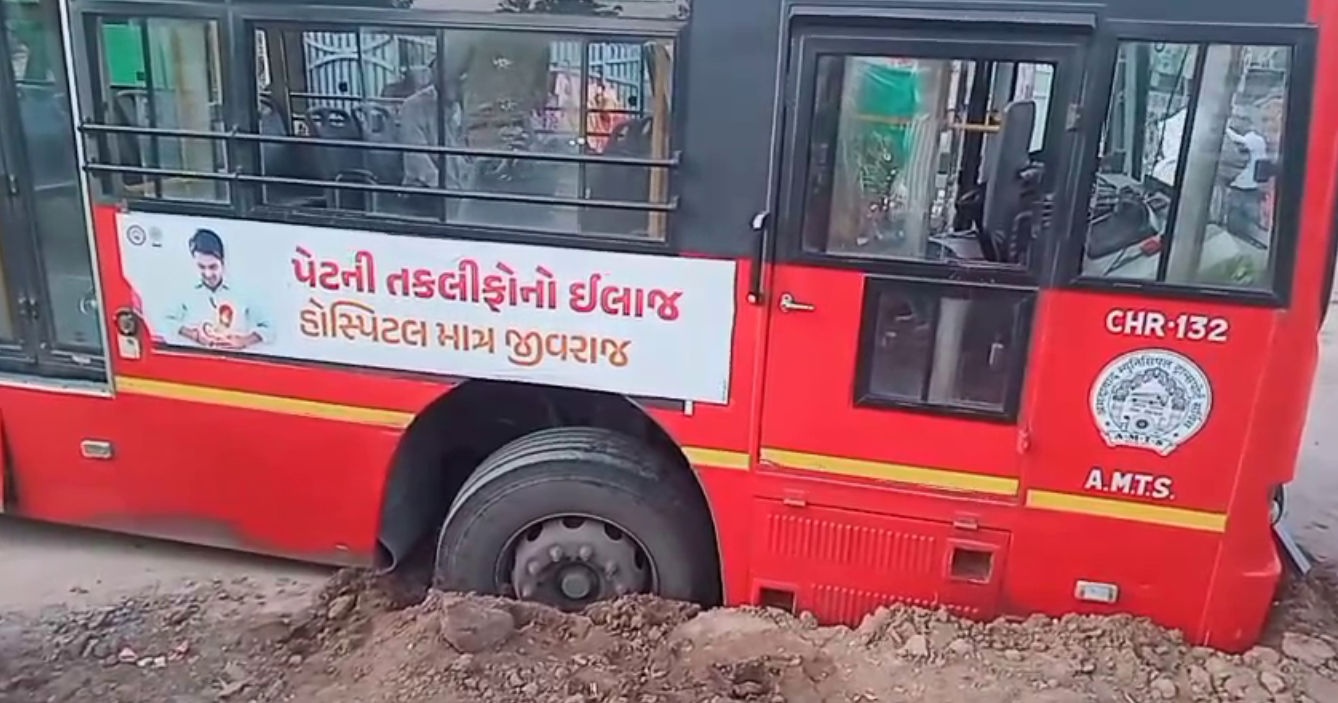 'હાથ ના કરેલા હૈયે વાગ્યા': AMCએ ખોદેલા ખાડામાં જ AMTS બસ ફસાઈ, મુસાફરોની હાલત કફોડી! 2 - image