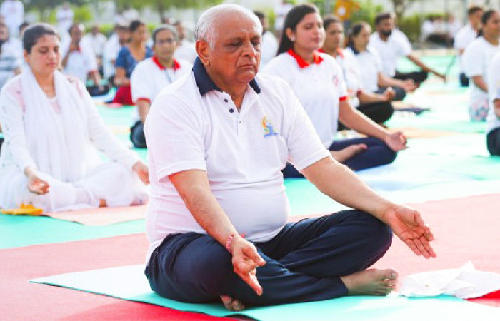 સુરતમાં રાજ્યકક્ષાના યોગ દિવસની ઉજવણી, દોઢ લાખ લોકોએ યોગ કરીને સર્જયો વર્લ્ડ રેકોર્ડ 3 - image