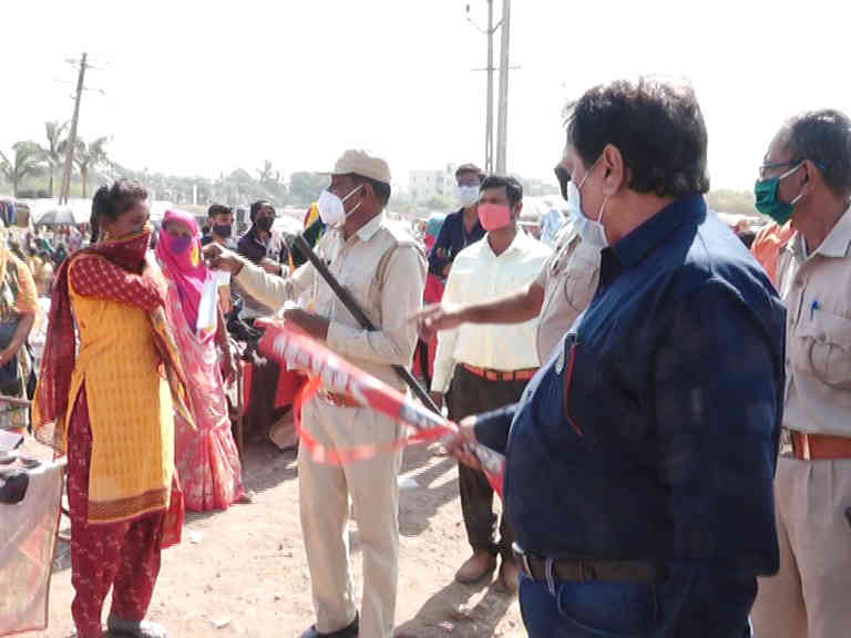 હવે કોરોના યાદ આવ્યો: રાજકોટની શનિવારી બજારમાં મનપાના દરોડા, નવ દુકાનો સીલ કરાઈ 2 - image