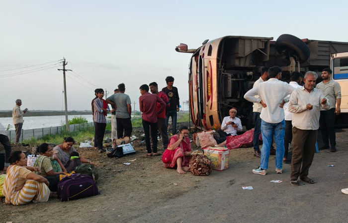 ધોલેરા-ભાવનગર હાઈવે પર બે લક્ઝરી બસ વચ્ચે ટક્કર, 3ની હાલત ગંભીર, 10 ઈજાગ્રસ્ત 1 - image