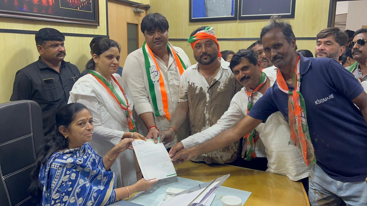 જામનગરમાં રસ્તાઓ પર 'રબડી રાજ', કોંગ્રેસ પ્રમુખ સહિતના નેતાઓએ કાદવમાં બેસી વિરોધ નોંધાવ્યો 2 - image