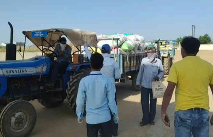 હળવદ માર્કેટિંગ યાર્ડમાં સોશિયલ ડિસ્ટન્સના નિયમનું પાલન કરી હરાજીનો પ્રારંભ કરાયો 2 - image