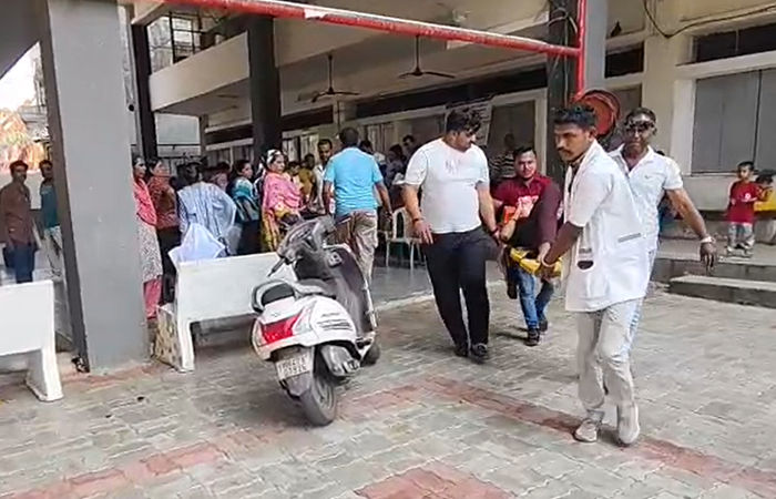 વડોદરામાં મતદારયાદી સુધારણા કેમ્પમાં 2 કલાકથી લાઈનમાં ઉભેલો યુવક ખેંચ આવતાં ઢળી પડ્યો, માથામાં ઈજા 2 - image