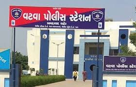 માથાભારે તત્વોએ ખુલ્લી તલવાર સાથે આવીને મકાનના દરવાજા પર ઘા માર્યા 1 - image