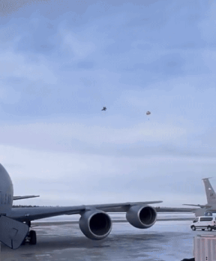 VIDEO: હવામાંથી રમકડાંની જેમ પડ્યું F-35 વિમાન, અમેરિકાના અલાસ્કામાં થયું ક્રેશ 1 - image