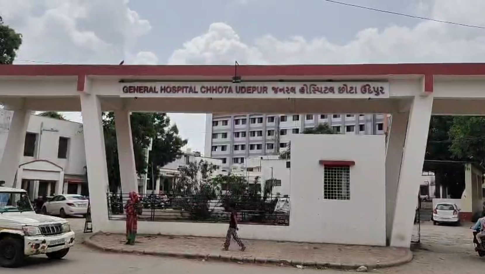 મૃતકના 'આત્મા'ને લેવા પરિવાર તાંત્રિક સાથે સિવિલ હોસ્પિટલ પહોંચ્યો, વિધિનો વીડિયો વાયરલ 3 - image