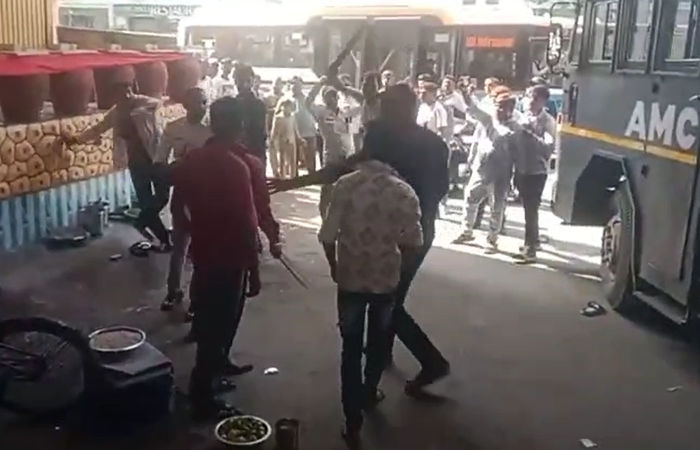 અમદાવાદના ઇસ્કોન સર્કલ નજીક દબાણ હટાવવા ગયેલી AMCની ટીમ પર હુમલો, ત્રણ મજૂર ઇજાગ્રસ્ત, FIR નોંધાઈ 1 - image