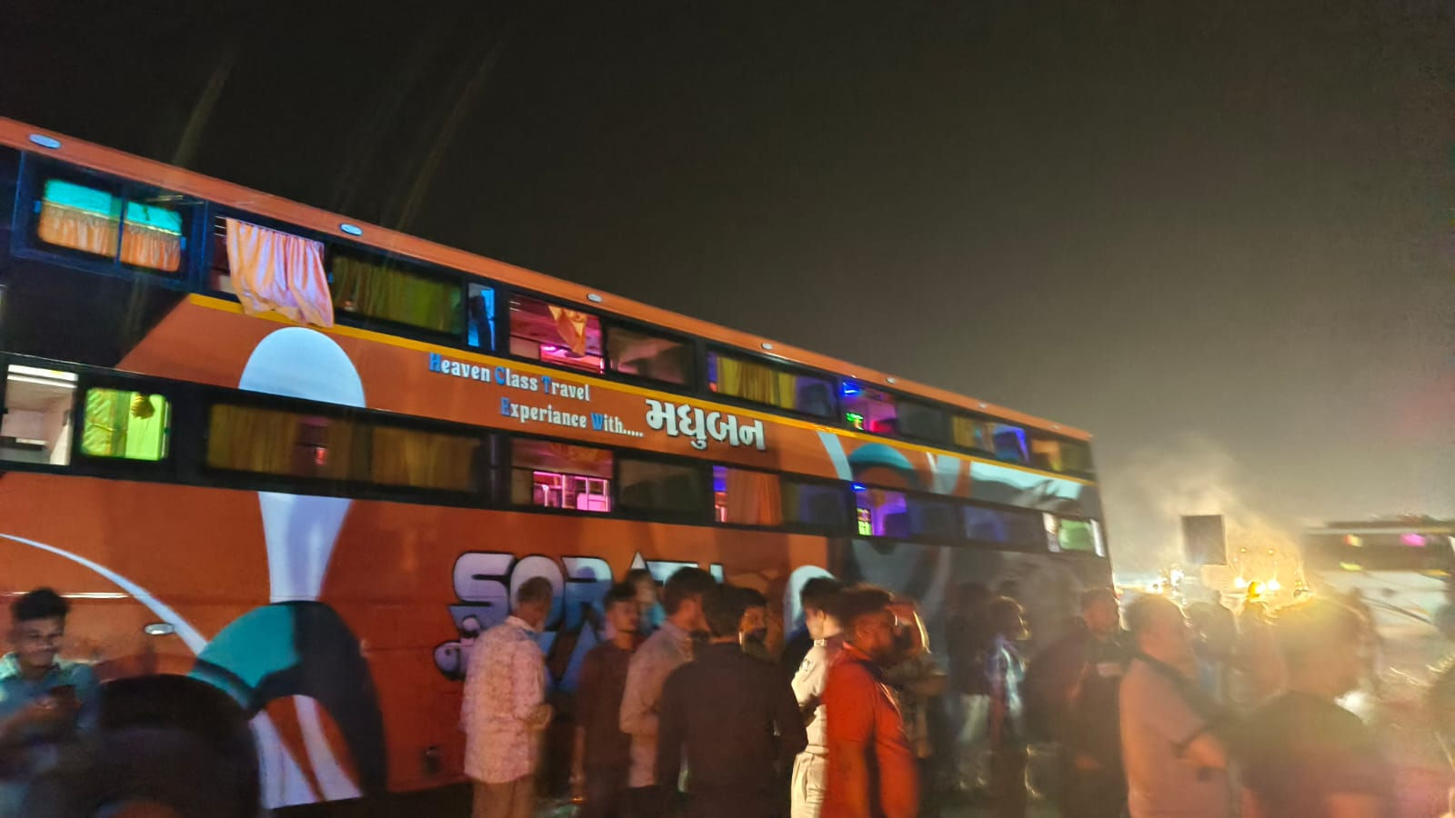 ચિલોડા-હિંમતનગર હાઇવે પર ભયાનક અકસ્માત, ટ્રકચાલક કેબિનમાં ફસાયો; 10થી વધુ મુસાફરો ઈજાગ્રસ્ત 2 - image