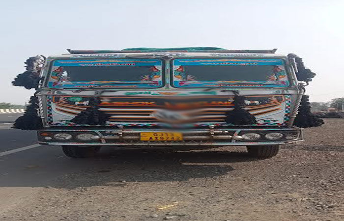 સુરેન્દ્રનગરમાં ગેરકાયદે ખનીજ સંપતિનું વહન કરતા 3 ડમ્પર ઝડપાયા 1 - image