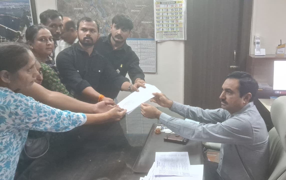 જામનગરમાં મ.ન.પા.ના એસ્ટેટ વિભાગની દબાણ હટાવવાની કામગીરી સામે સ્ટ્રીટ વેન્ડરોમાં રોષ, ઉગ્ર આંદોલનની ચીમકી 2 - image