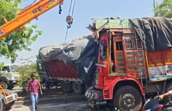 અમદાવાદ: ગામડી-અસ્લાલી રોડ ટ્રકનું ટાયર તપાસવા નીચે ઉતરેલા ચાલકને અન્ય ટ્રકે અડફેટે લેતા મોત 1 - image