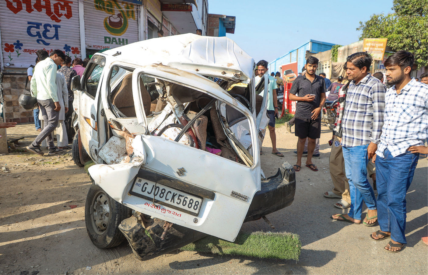 PHOTO : રોડ પર મોતનું તાંડવ... છેલ્લા 24 કલાકમાં પાંચ અકસ્માત, 60ના મોત, 42ને ઈજા 4 - image