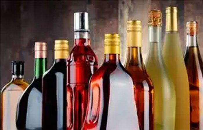 દારૃ ભરેલી કારને ઝાડ સાથે અથડાવી બુટલેગરો ફરાર 1 - image