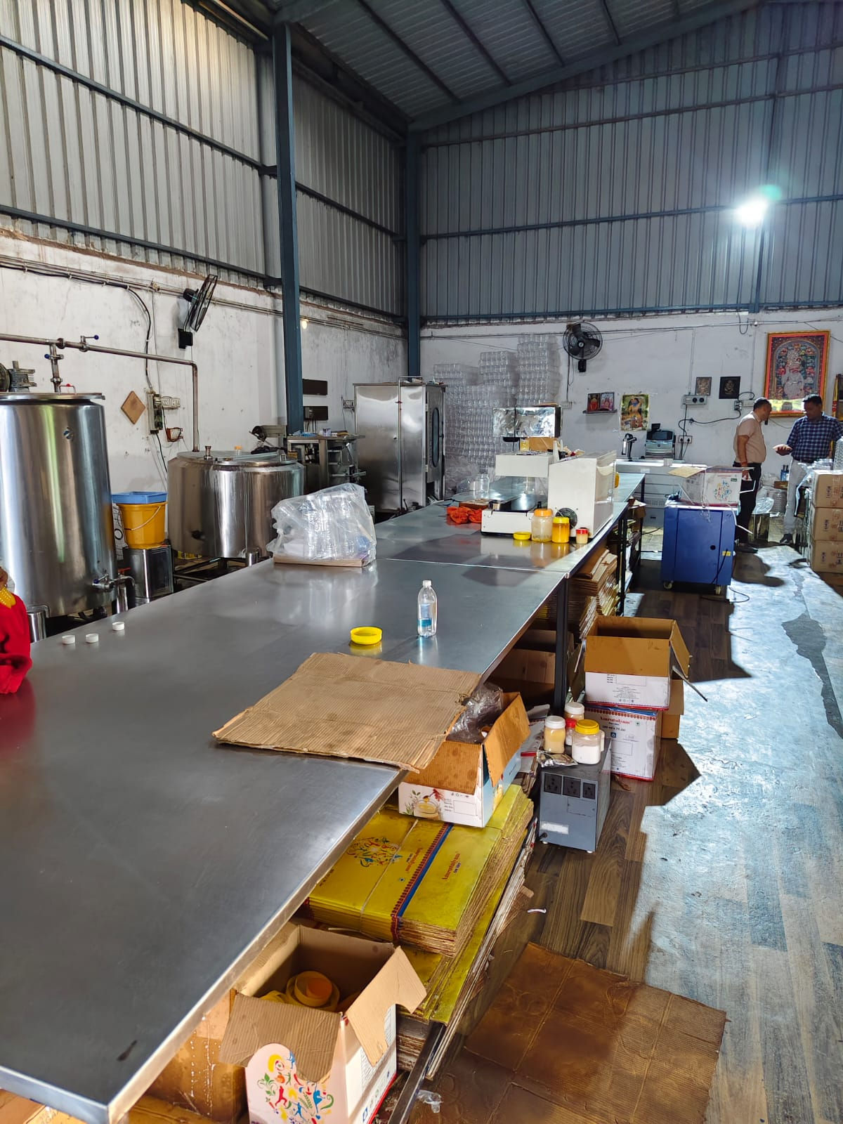 અમદાવાદમાં નકલી ઘીની ફેક્ટરી પકડાઈ, બાતમીના આધારે SOGના દરોડા, એકની ધરપકડ 3 - image