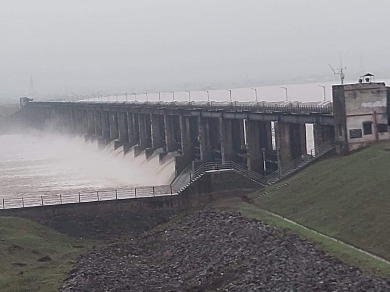 અમરેલીમાં માવઠાનો માર: રાજુલામાં સૌથી વધુ વરસાદ, ધાતરવાડી ડેમ-2ના 10 દરવાજા ખોલાતા નજીકના ગામોને ઍલર્ટ 3 - image