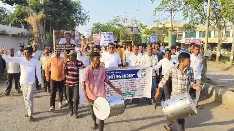 ખેતી બચાવો સત્યાગ્રહ: સાવરકુંડલામાં દેવા માફી સહિતના 15 મુદ્દે પ્લે કાર્ડ-બેનર સાથે ખેડૂતોનું આંદોલન 3 - image