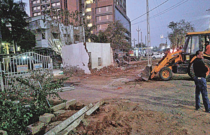 પેથાપુરમાં ઓવરબ્રિજના સર્વિસ રોડમાં નડતરરૃપ પાકા દબાણો તોડી પડાયા 1 - image