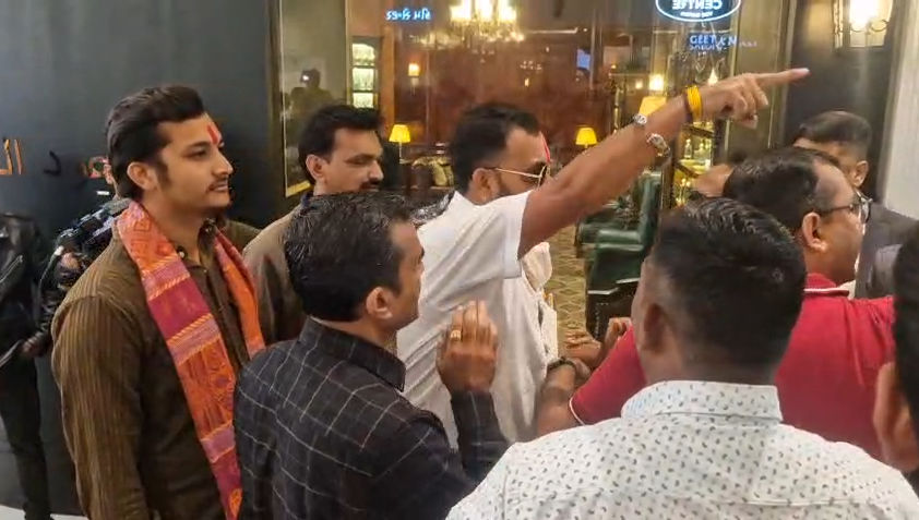 અમદાવાદના પેલેડિયમ મોલમાં તોડફોડ: ભગવા સેનાએ ક્રિસમસ ટ્રી પાડ્યું, પોલીસે કાર્યકરોની કરી અટકાયત 3 - image