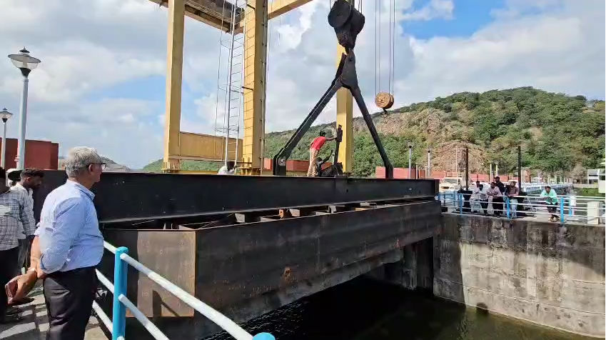 પંચમહાલ: પાનમ ડેમમાં લીકેજ, યુદ્ધના ધોરણે મેન્ટેનન્સ શરૂ, વધારાનું પાણી નદીમાં છોડાયું 3 - image