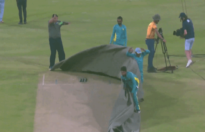 VIDEO : પાકિસ્તાન ક્રિકેટ લીગ પર સંકટ ! ભારે વરસાદ-પવનમાં સ્ટેડિયમ ધોવાયું, સ્ટાફ પટકાયો 1 - image