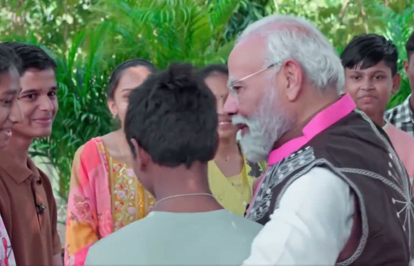 પરીક્ષા પે ચર્ચા: ગુજરાતના બે ભાઈઓ અવિ અને જયને જોતા જ પીએમ મોદી થયા ખુશ, ગળે લગાવીને જૂની યાદો તાજી કરી 2 - image