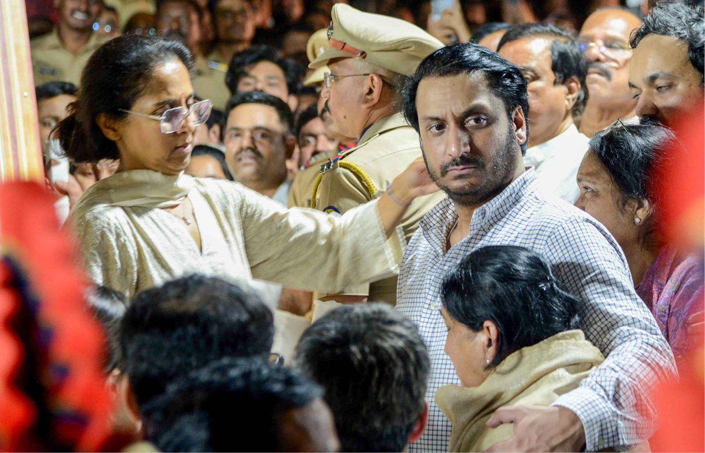 વિદ્યા પ્રતિષ્ઠાનના મેદાનમાં ઉમટી જનમેદની : ‘દાદા’ના અંતિમ દર્શન કરતા સમર્થકોની આંખો ભીની 2 - image