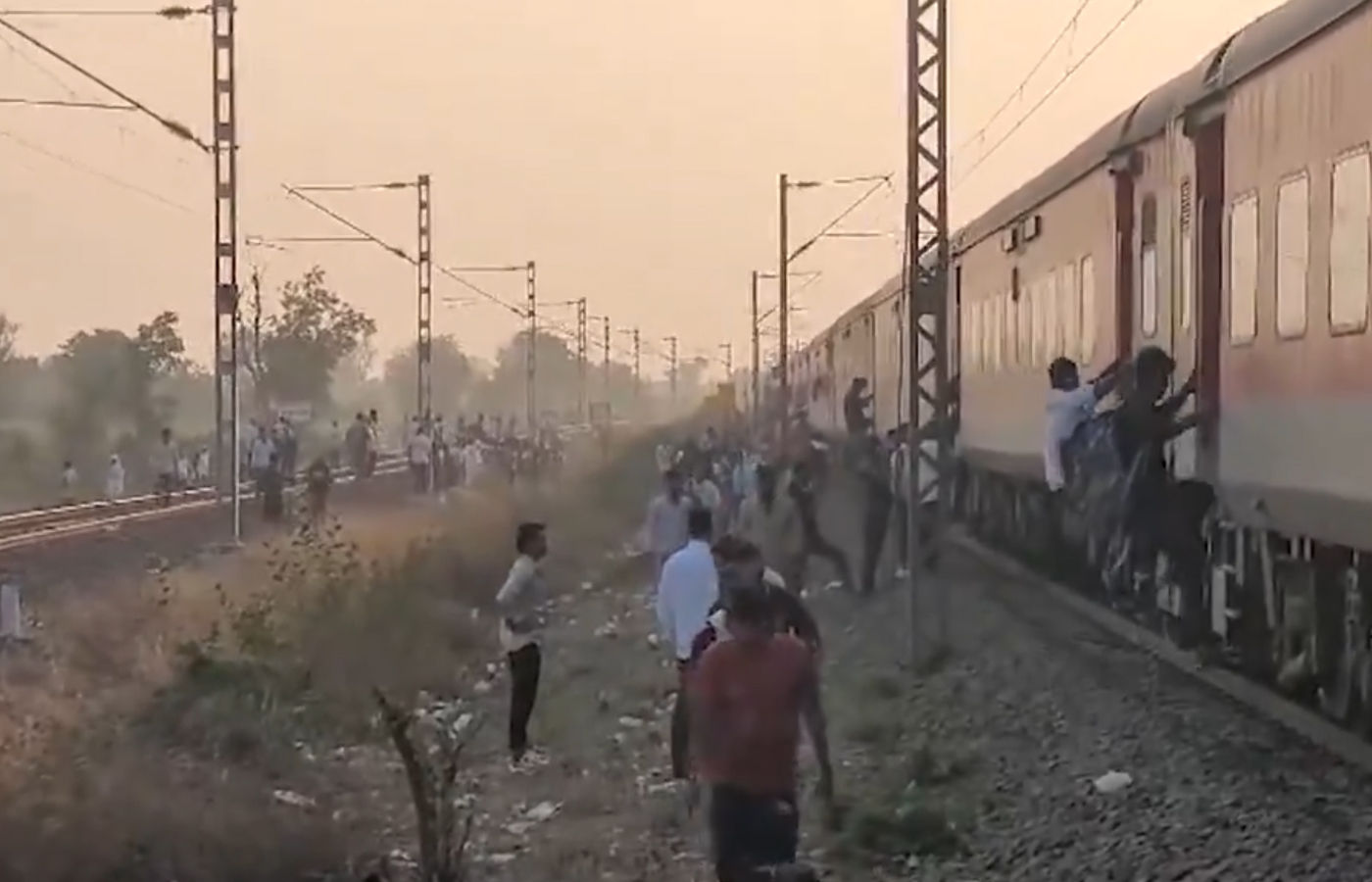 રેલવે દુર્ઘટના: મહારાષ્ટ્રમાં પુષ્પક એક્સપ્રેસમાંથી ઉતરેલા મુસાફરોને કર્ણાટક એક્સપ્રેસે કચડ્યાં, 12ના મોત 1 - image